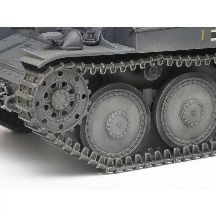 Tamiya 1/35 German Lt Tank Panzerkampfwagen 38t Ausf E/F Model Kit