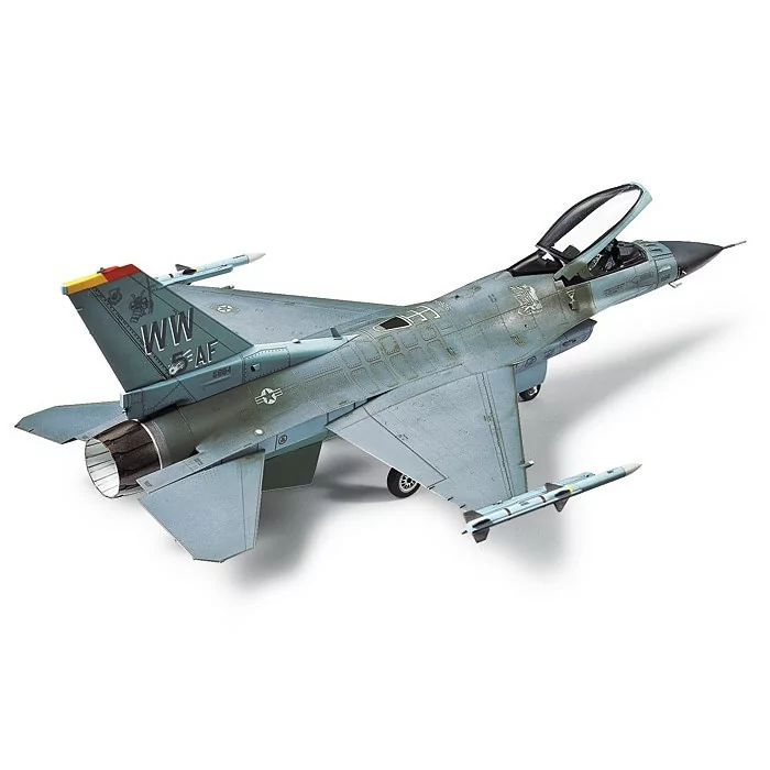 Tamiya 1/72 Lockheed Martin F-16 CJ Fighting Falcon Airplane Model Kit