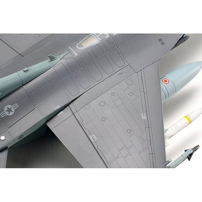 Tamiya 1/72 Lockheed Martin F16CJ Falcon Airplane Model Kit